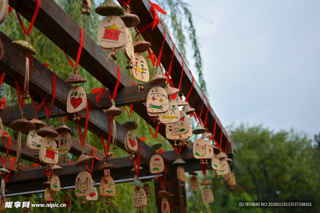 屋檐下的精美祈福风铃