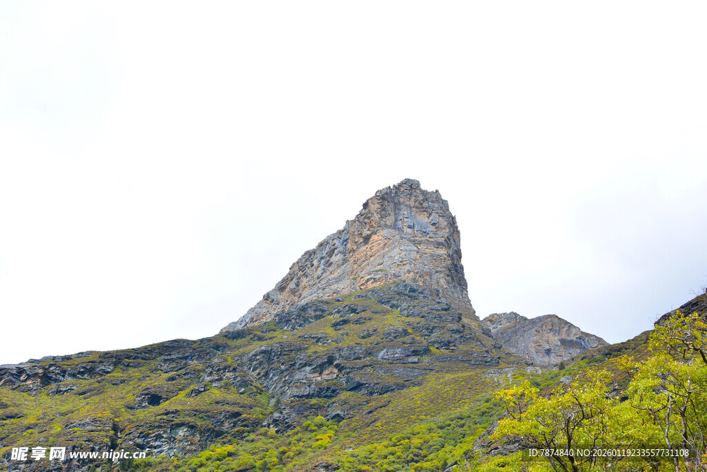 巍峨山峰与葱郁植被