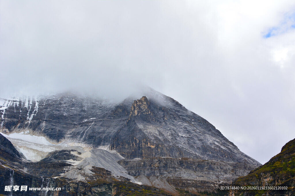 云雾缭绕的巍峨雪山 稻城
