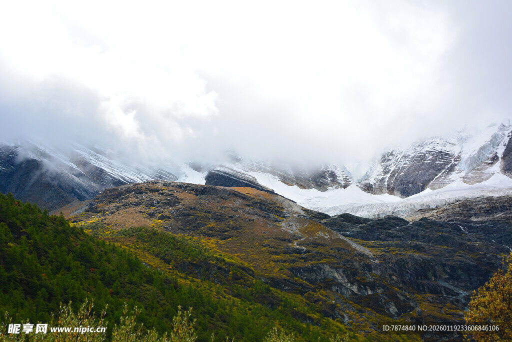 云雾缭绕的壮美山峦 稻城