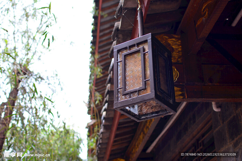 古建屋檐下的精致方形灯笼 稻城