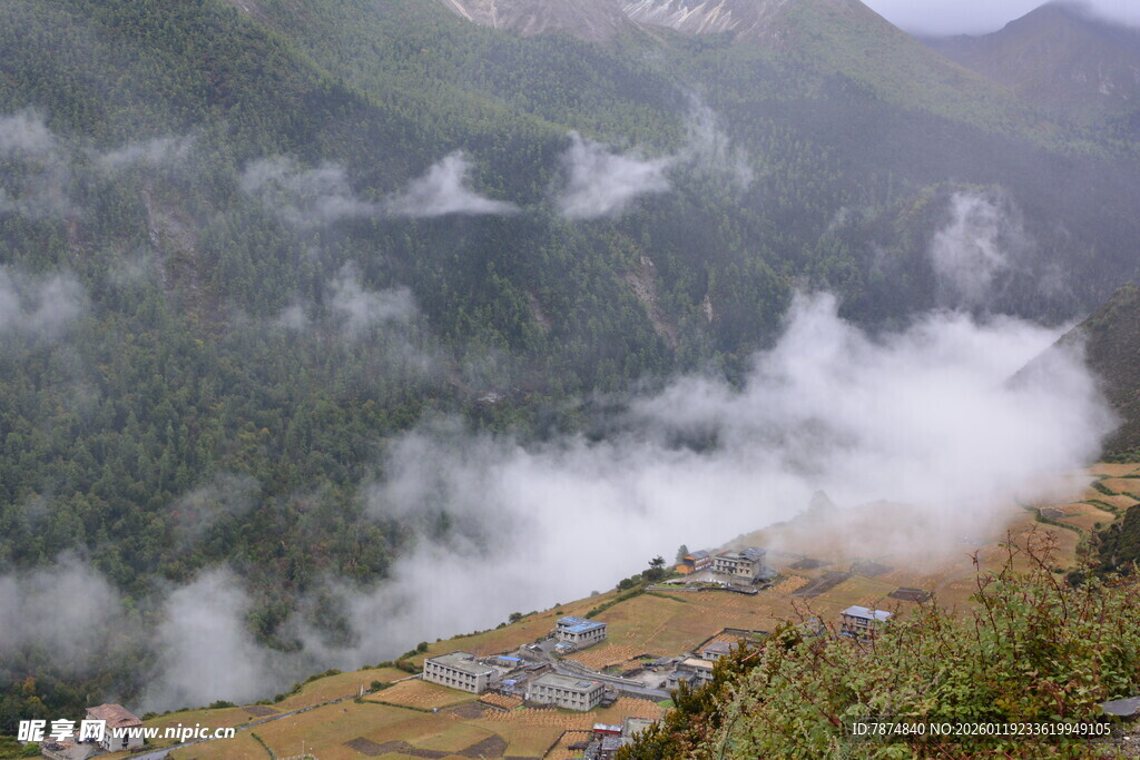 山间云雾缭绕的村落美景 稻城