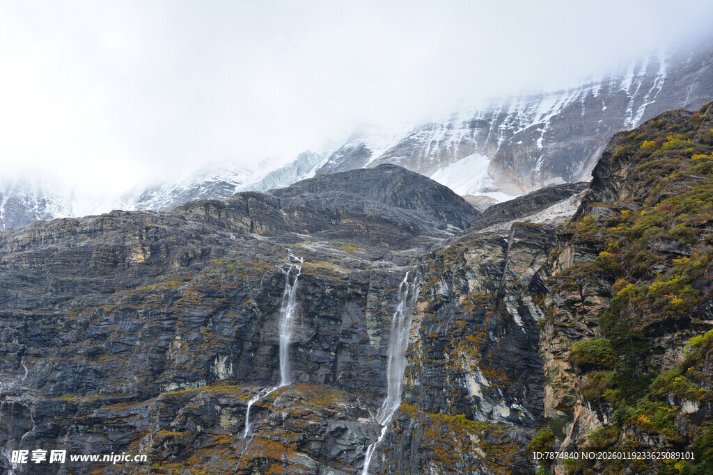 山间瀑布与巍峨雪山景观 稻城