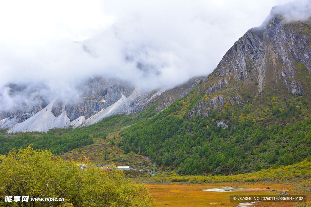 山间云雾缭绕的壮美景色