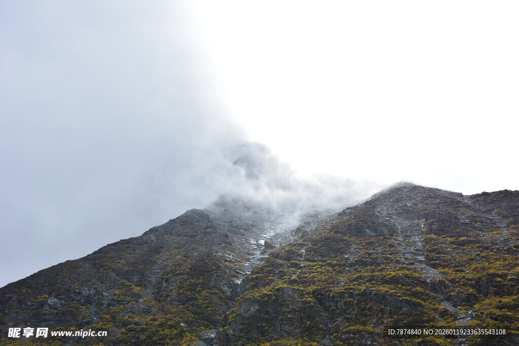 云雾缭绕的巍峨山峰 稻城
