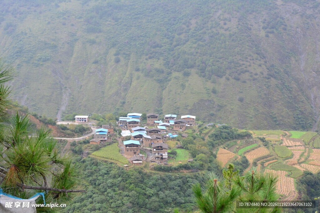 山间村落美景 稻城