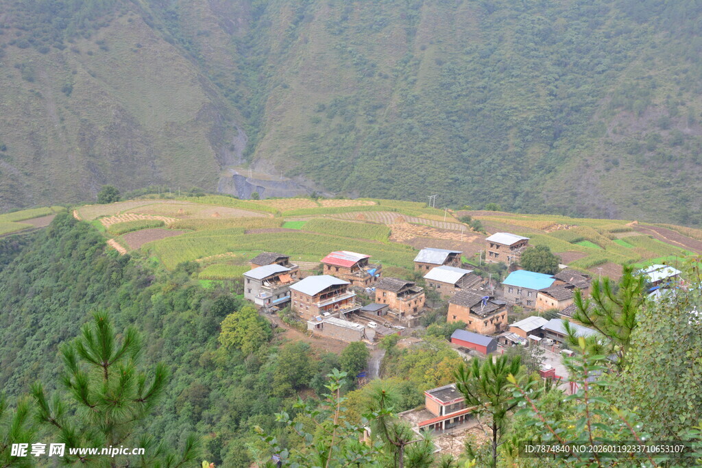 山间村落风景 稻城