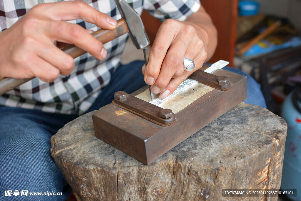 手工匠人专注打造木制品