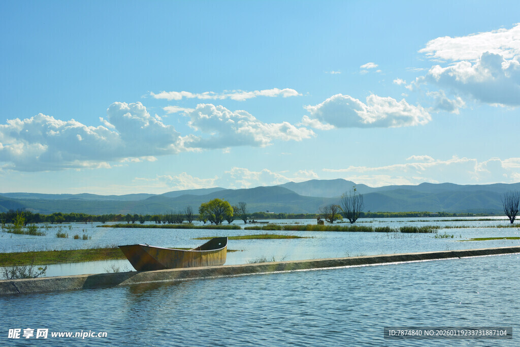 宁静水乡的孤舟美景 稻城