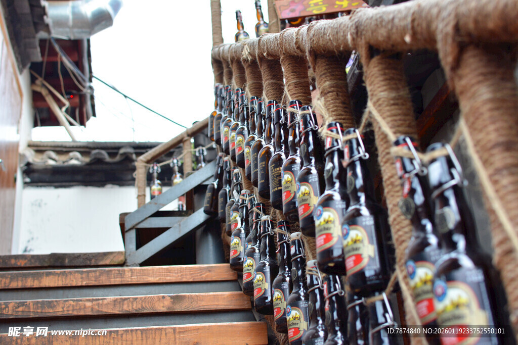 户外悬挂多彩装饰物件