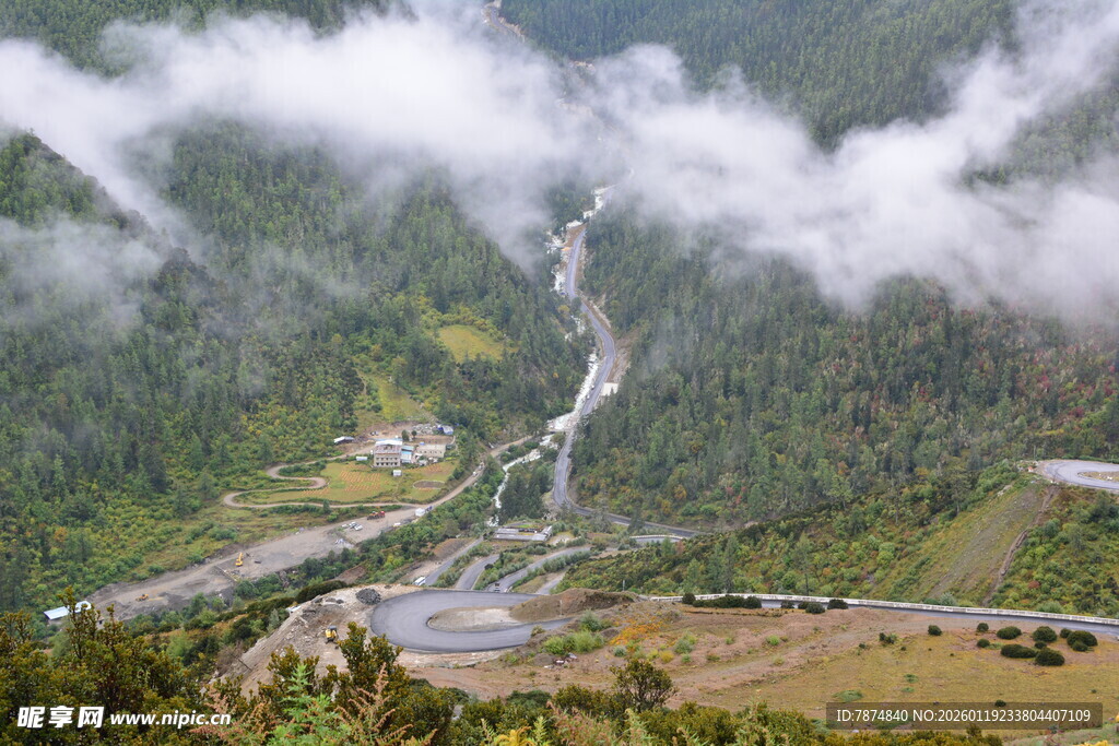 山间云雾缭绕的壮丽峡谷 稻城