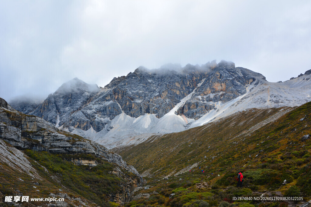 云雾缭绕的壮美高山景色 稻城