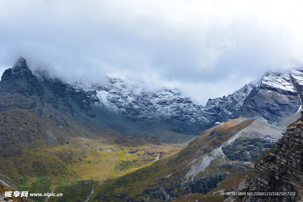 壮丽山景 云雾缭绕雪峰 稻城