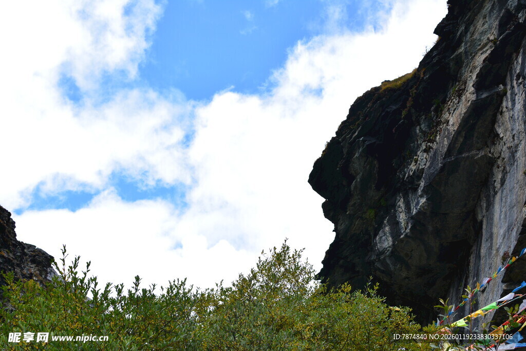山间蓝天与经幡美景 稻城