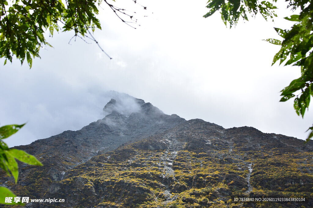 云雾缭绕的巍峨山峰 稻城