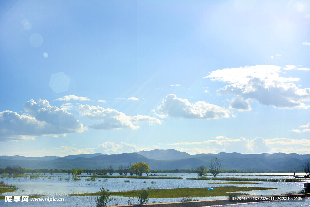 湖畔蓝天美景 稻城