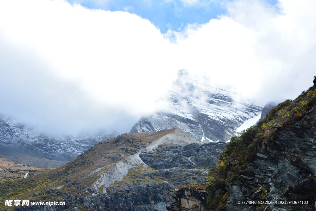 雪山云雾缭绕的壮丽景致 稻城
