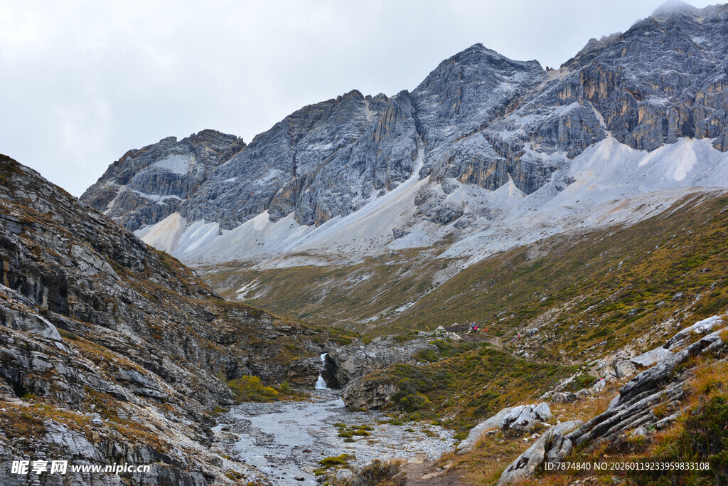 山间溪流与壮丽雪山景观
