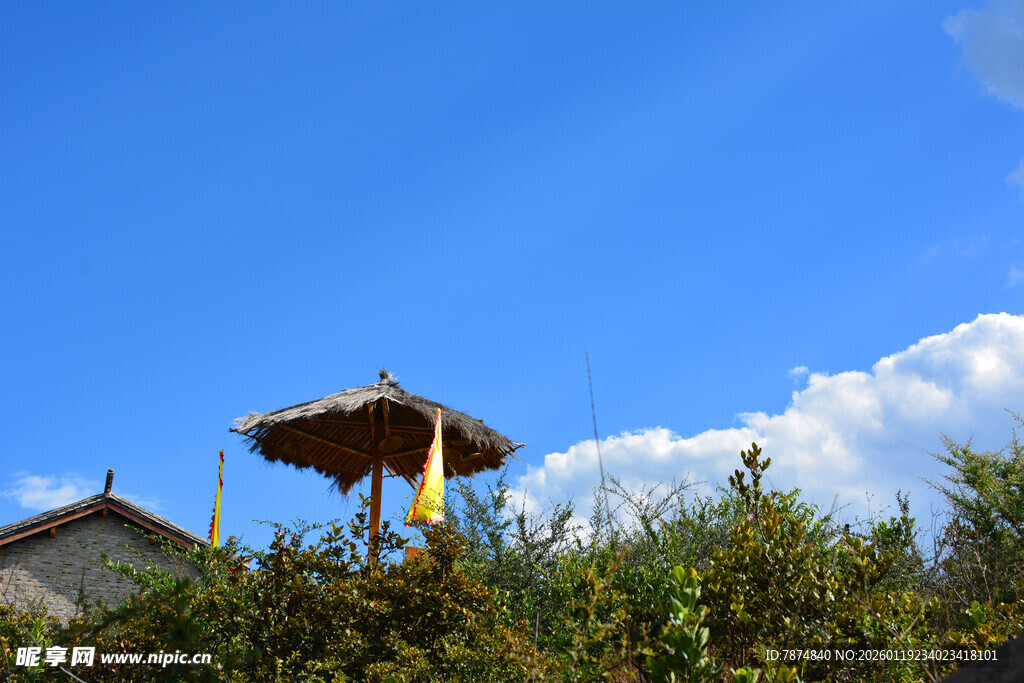 乡村小屋旁的遮阳草棚 稻城