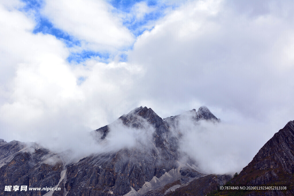 云雾缭绕的巍峨山峰