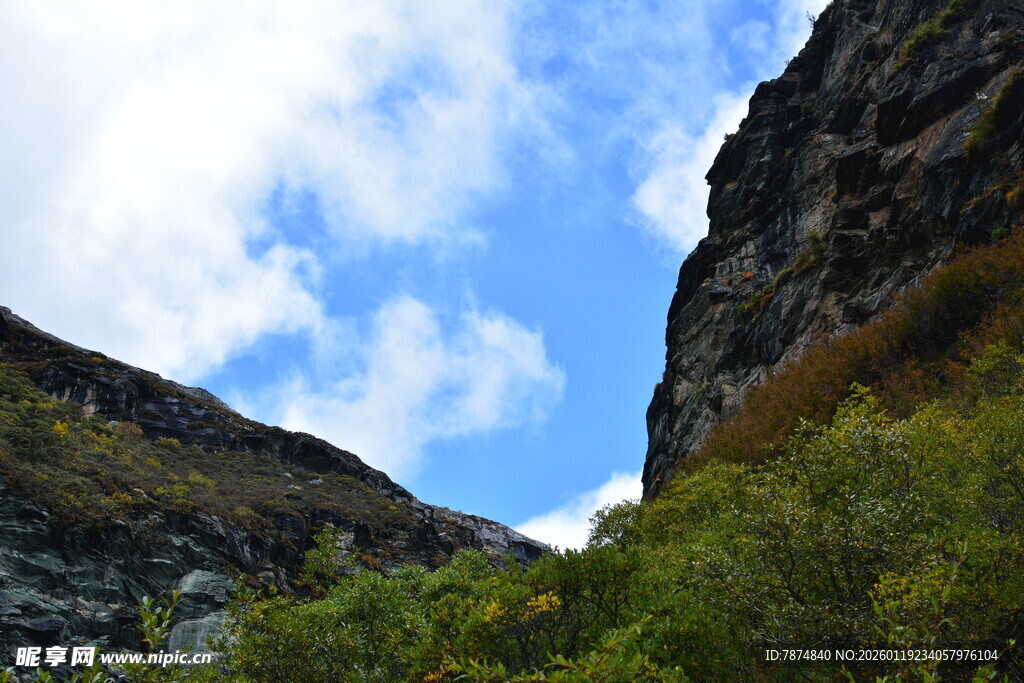 山间美景 蓝天白云映翠谷 稻城