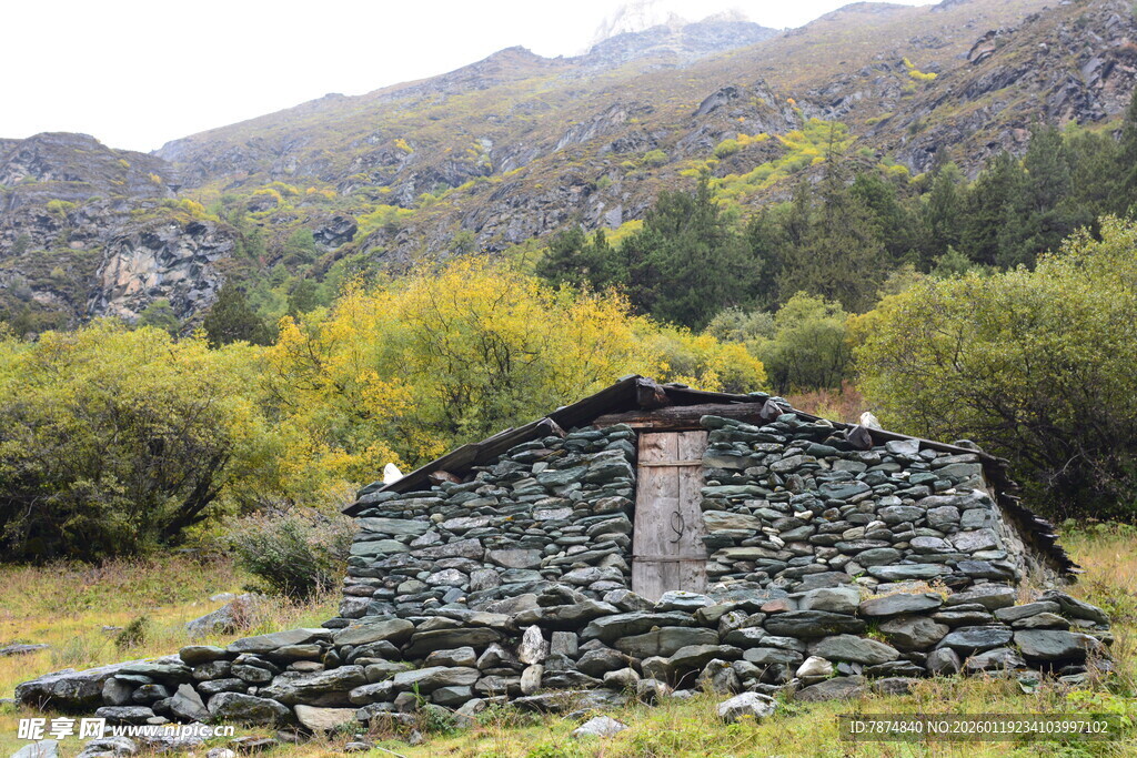山间石屋 秋景中的静谧之地