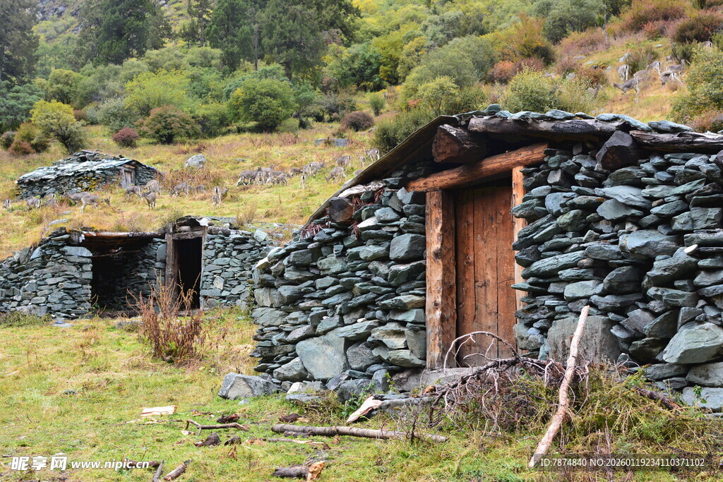 山间石砌小屋 古朴静谧 稻城