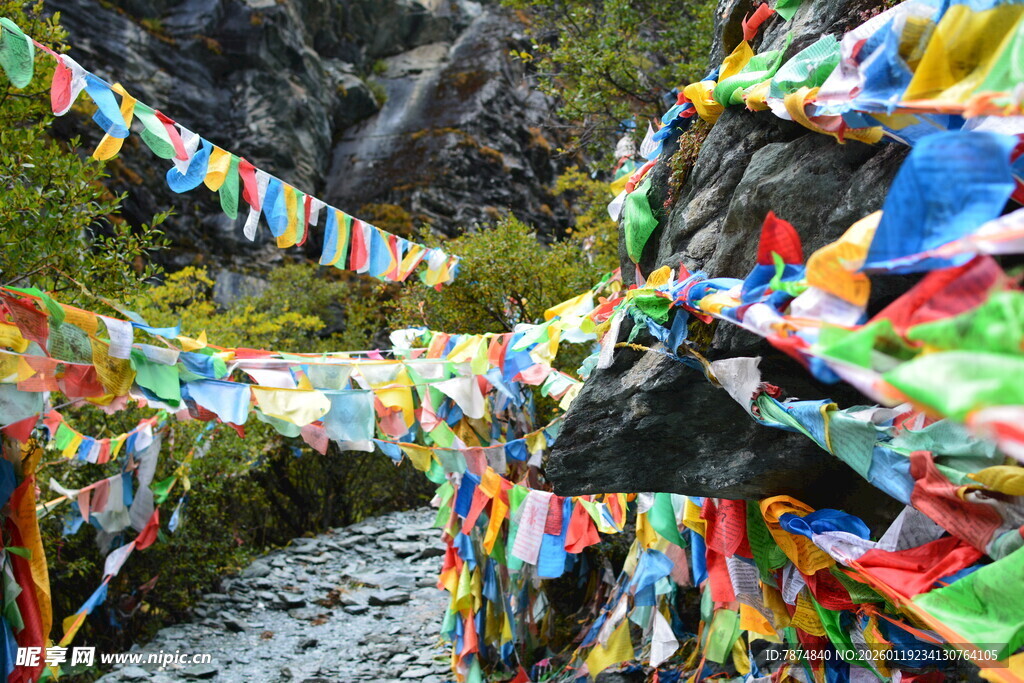 山间五彩经幡随风飘扬 稻城