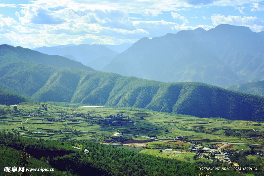 青山绿野间的美丽风光 稻城
