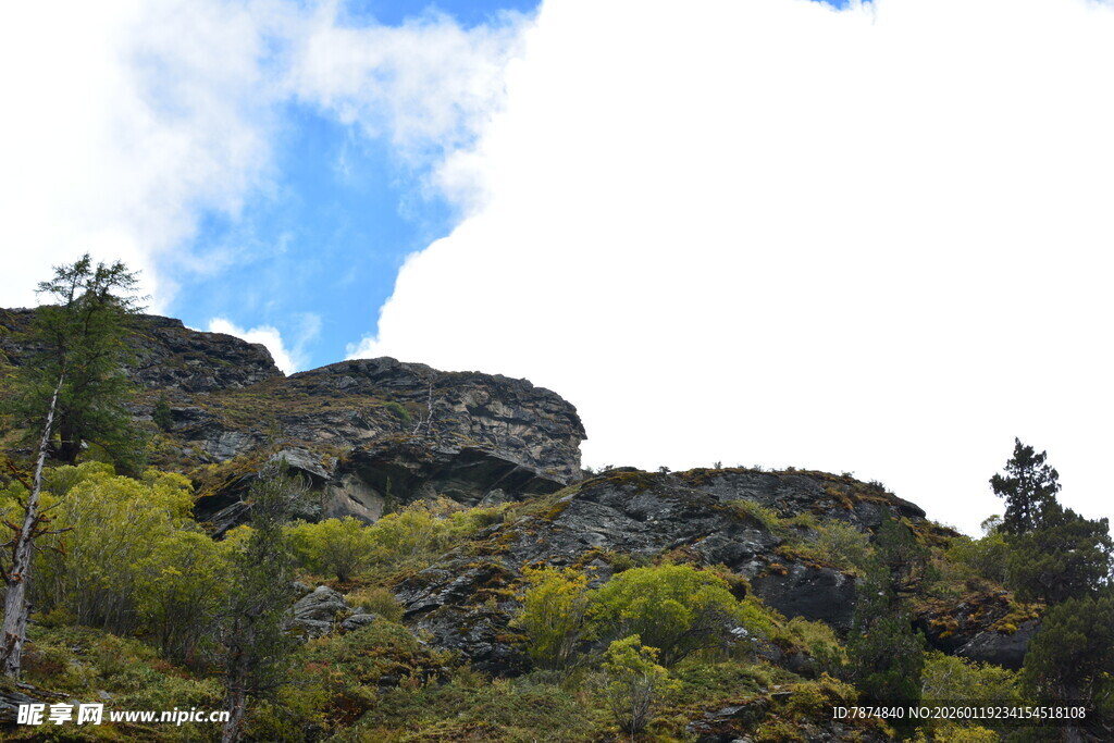 山峦绿意间的蓝天白云