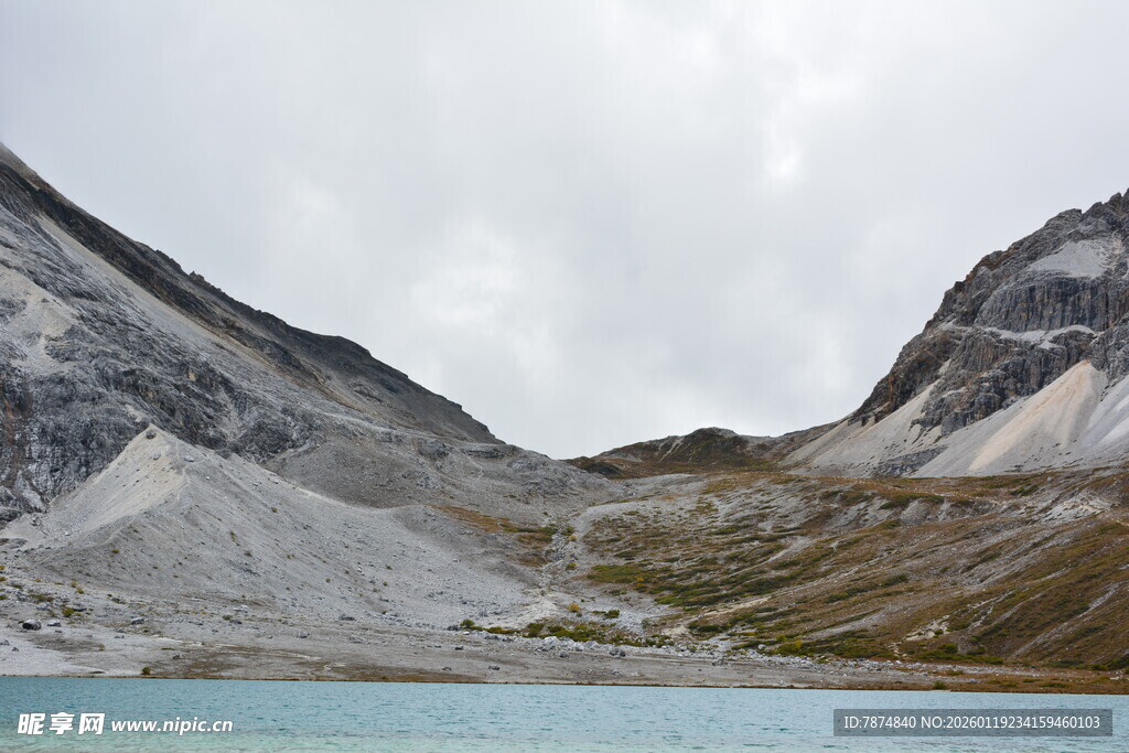 高山湖畔美景 稻城