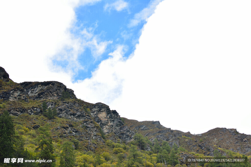 山峦蓝天间的自然景致 稻城