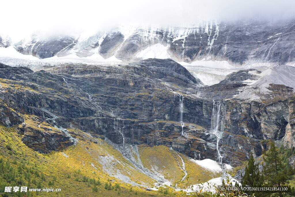 壮丽山间美景 云雾缭绕