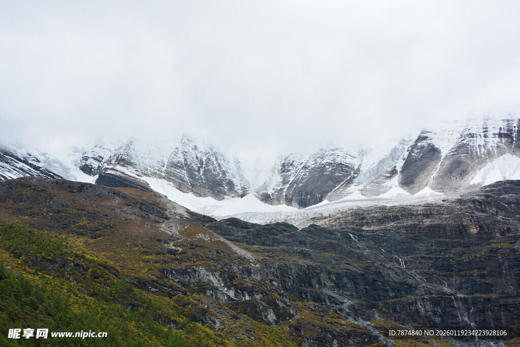 雪山下的翠绿山峦 稻城