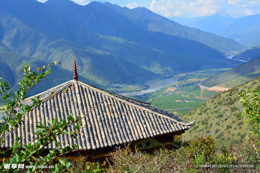 山间小屋伴秀丽山川景色 稻城