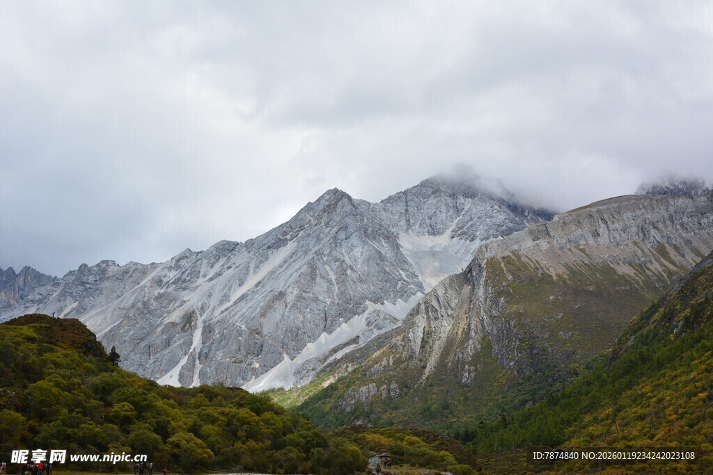 壮丽巍峨的高山景观 稻城