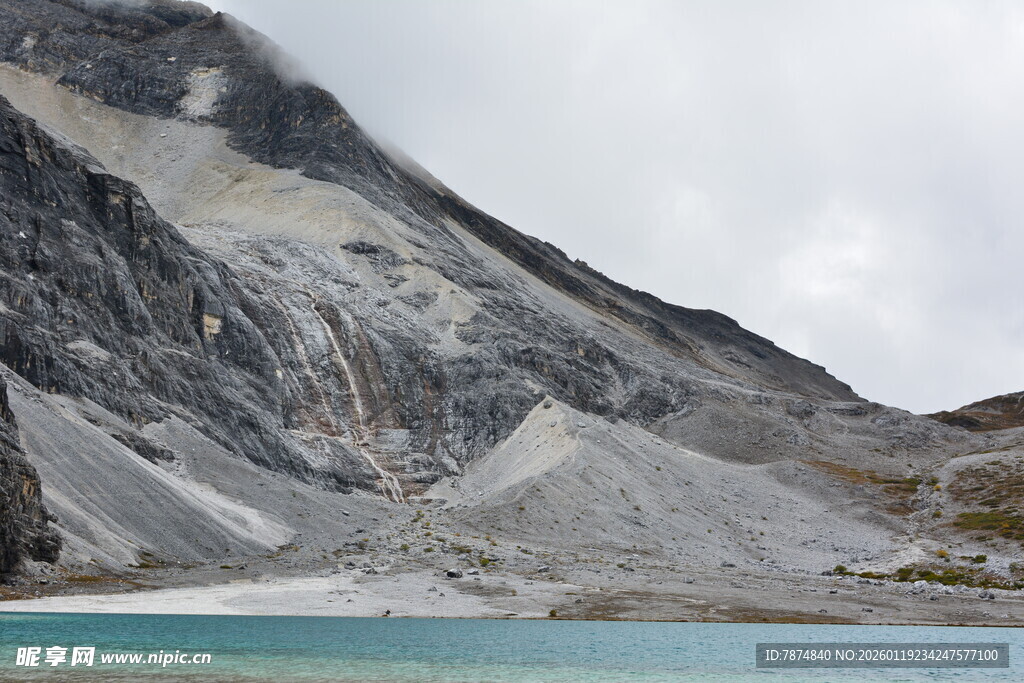 高山下的碧色湖泊
