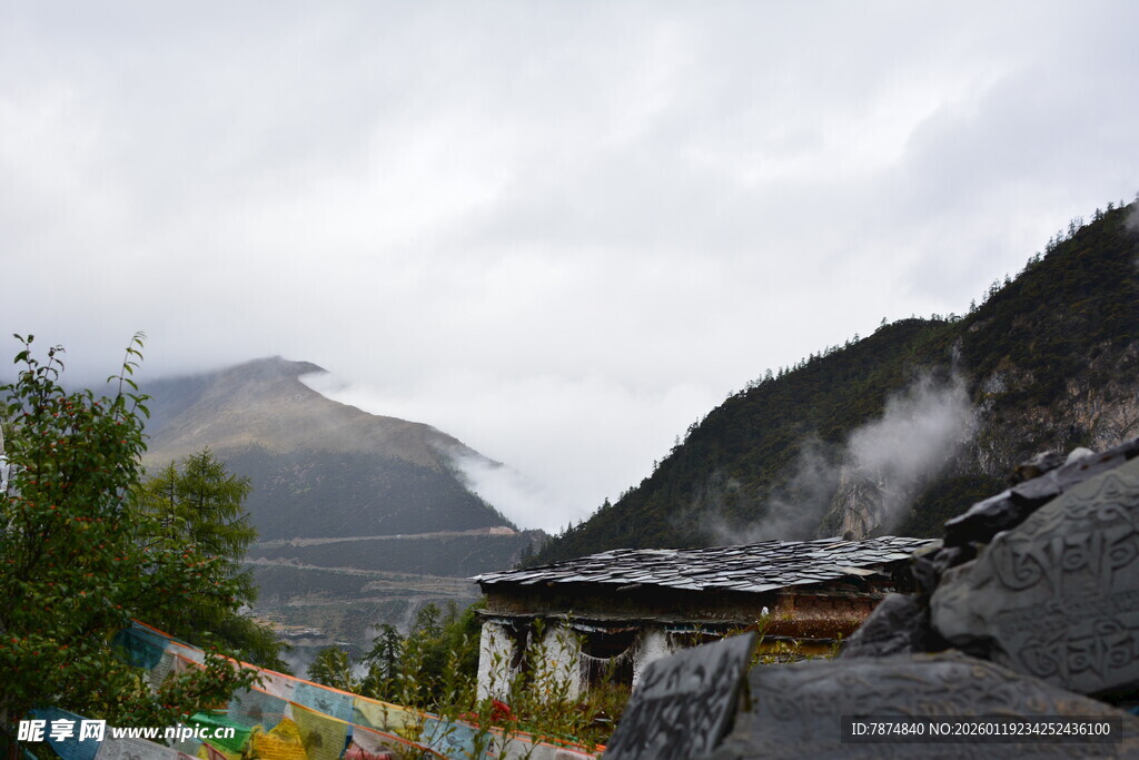 山间藏式小屋与多彩经幡 稻城