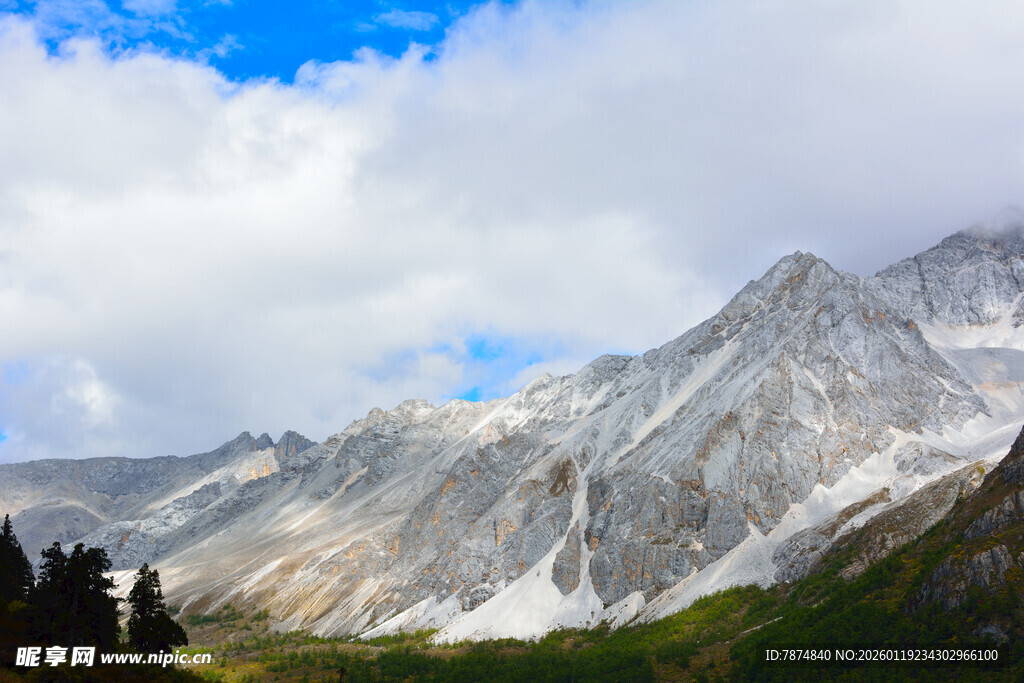 壮丽雪山自然风光 稻城