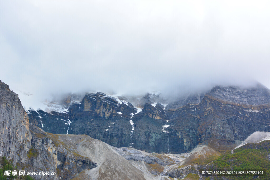 云雾缭绕的壮丽山峦