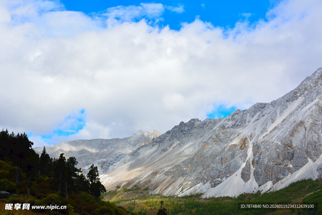 壮丽高山与蓝天白云景观 稻城