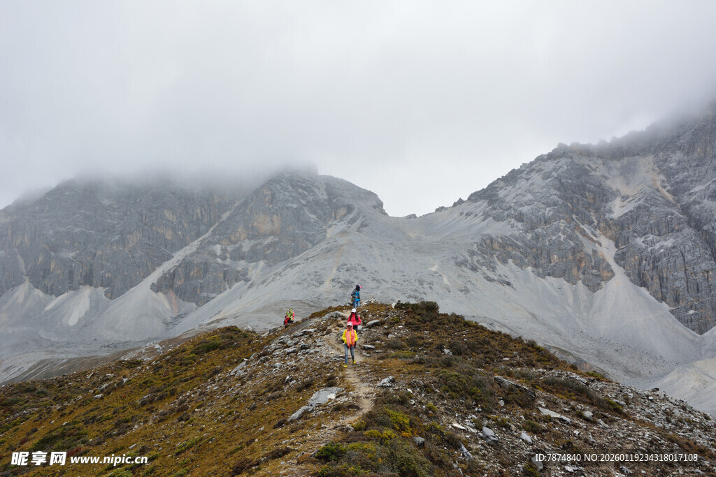 山间徒步者穿行云雾之中 稻城