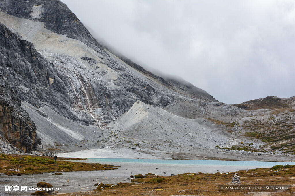 高山湖畔美景
