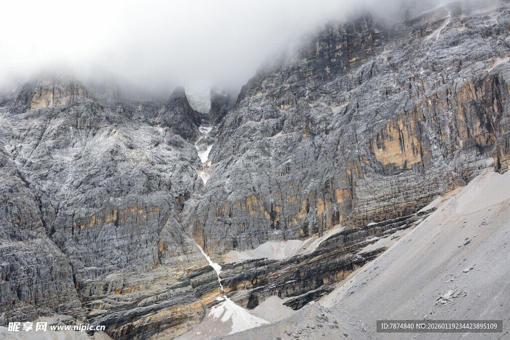 云雾缭绕的壮丽雪山景观 稻城