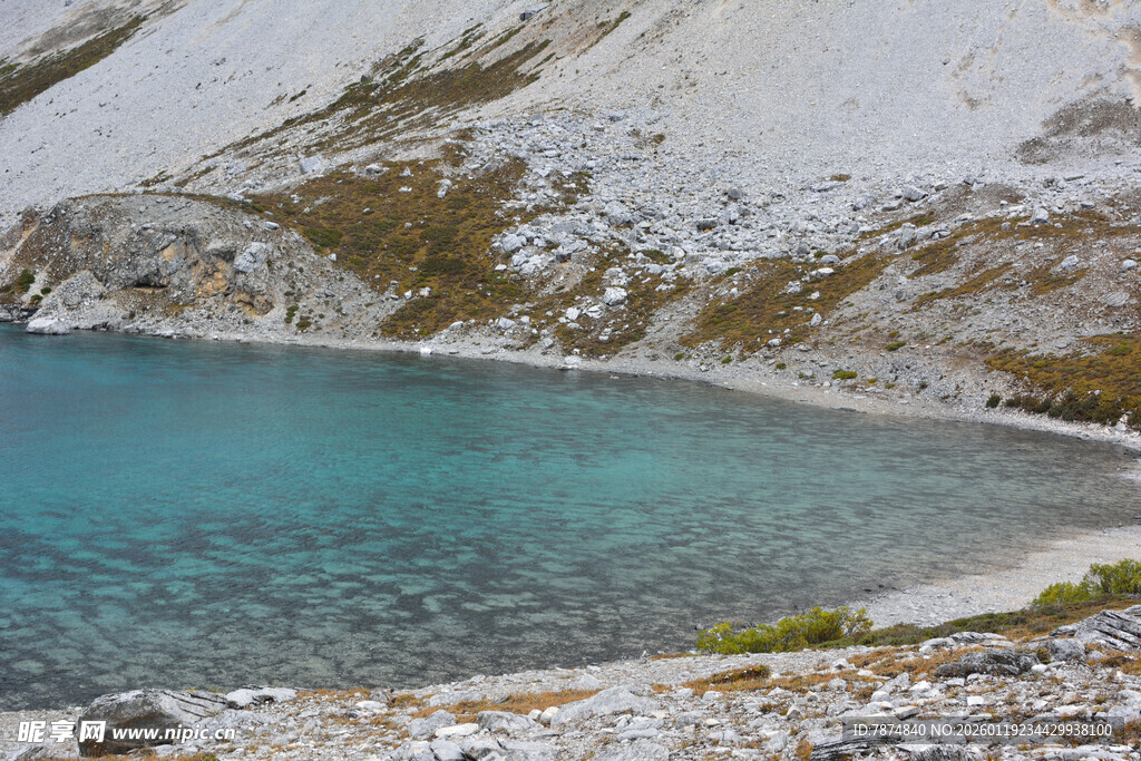 雪山下的清澈幽蓝湖泊 稻城