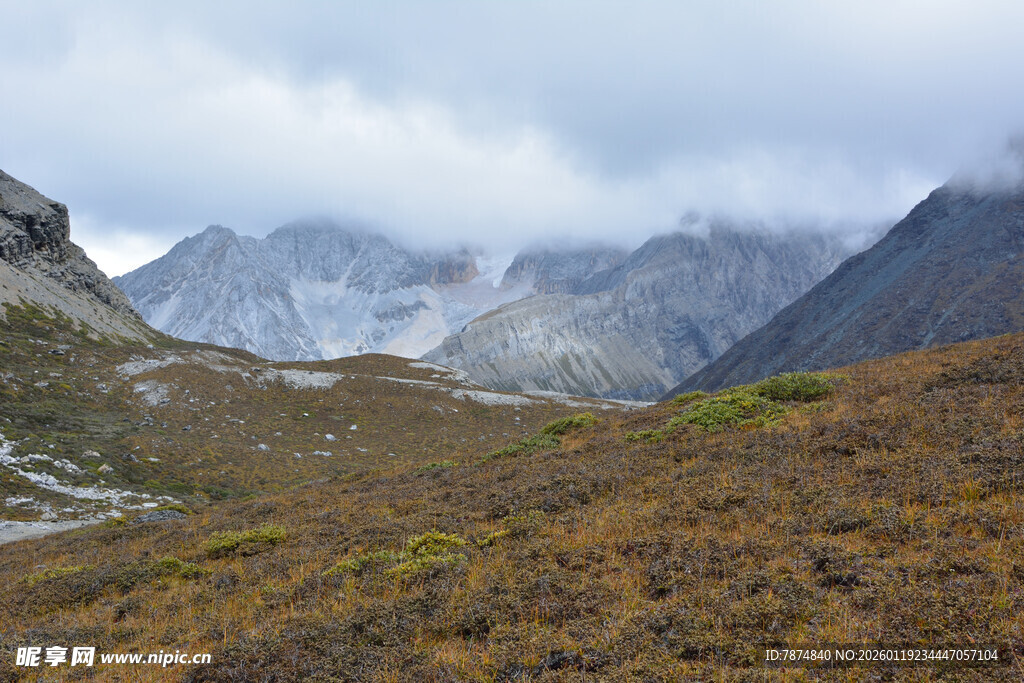 山间秋景 云雾缭绕的山脉 稻城