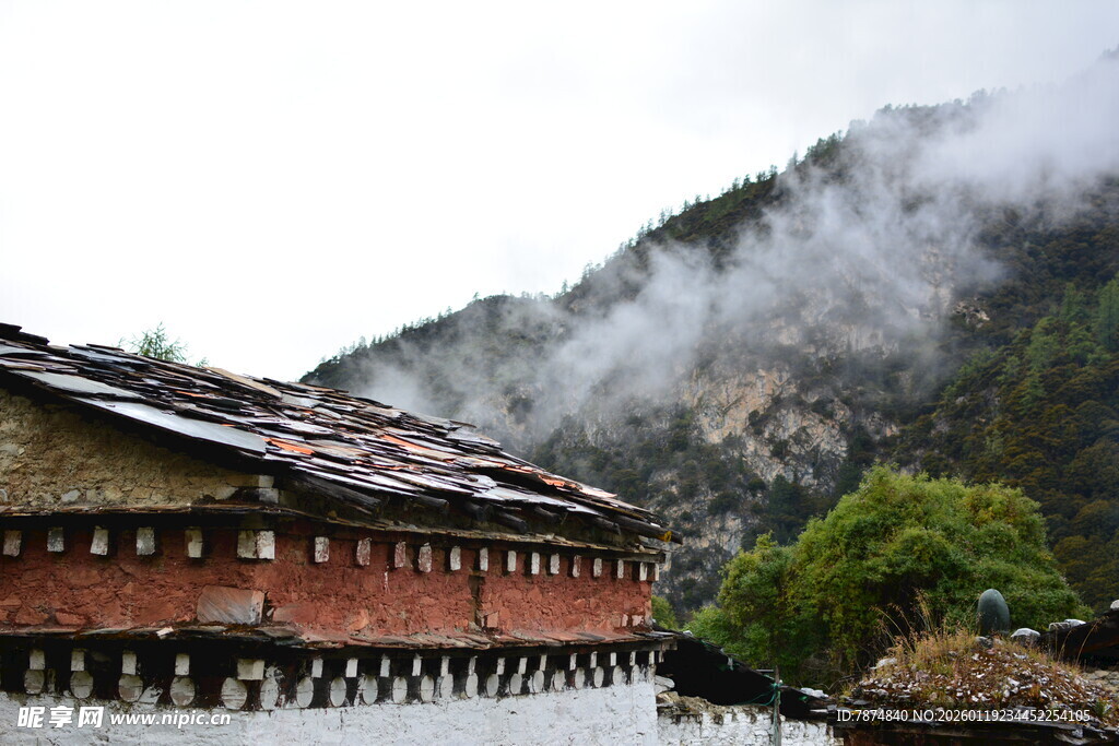 山间云雾缭绕的古朴村落 稻城