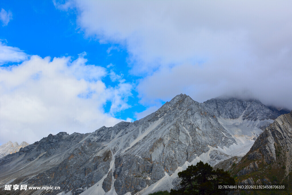 巍峨雪山与蓝天白云 稻城