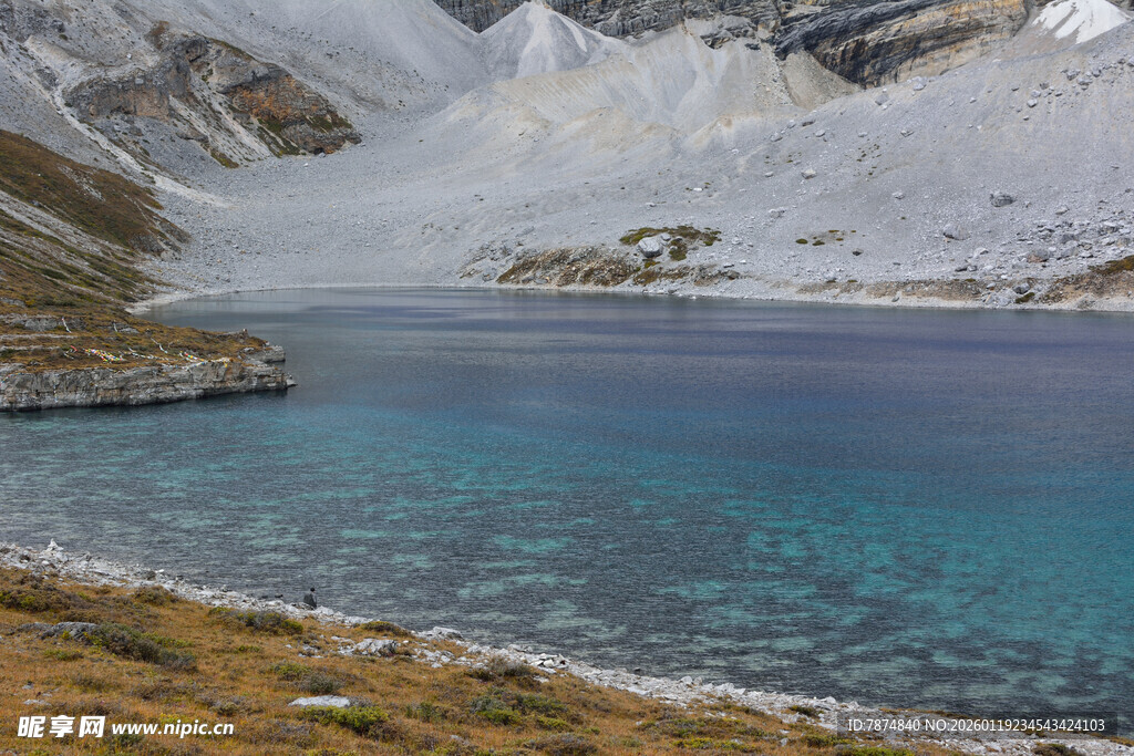 雪山下的澄澈蓝色湖泊 稻城