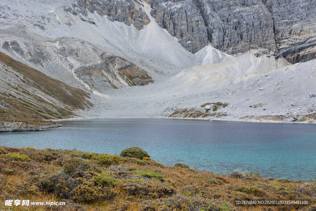 雪山下的静谧蓝湖 稻城